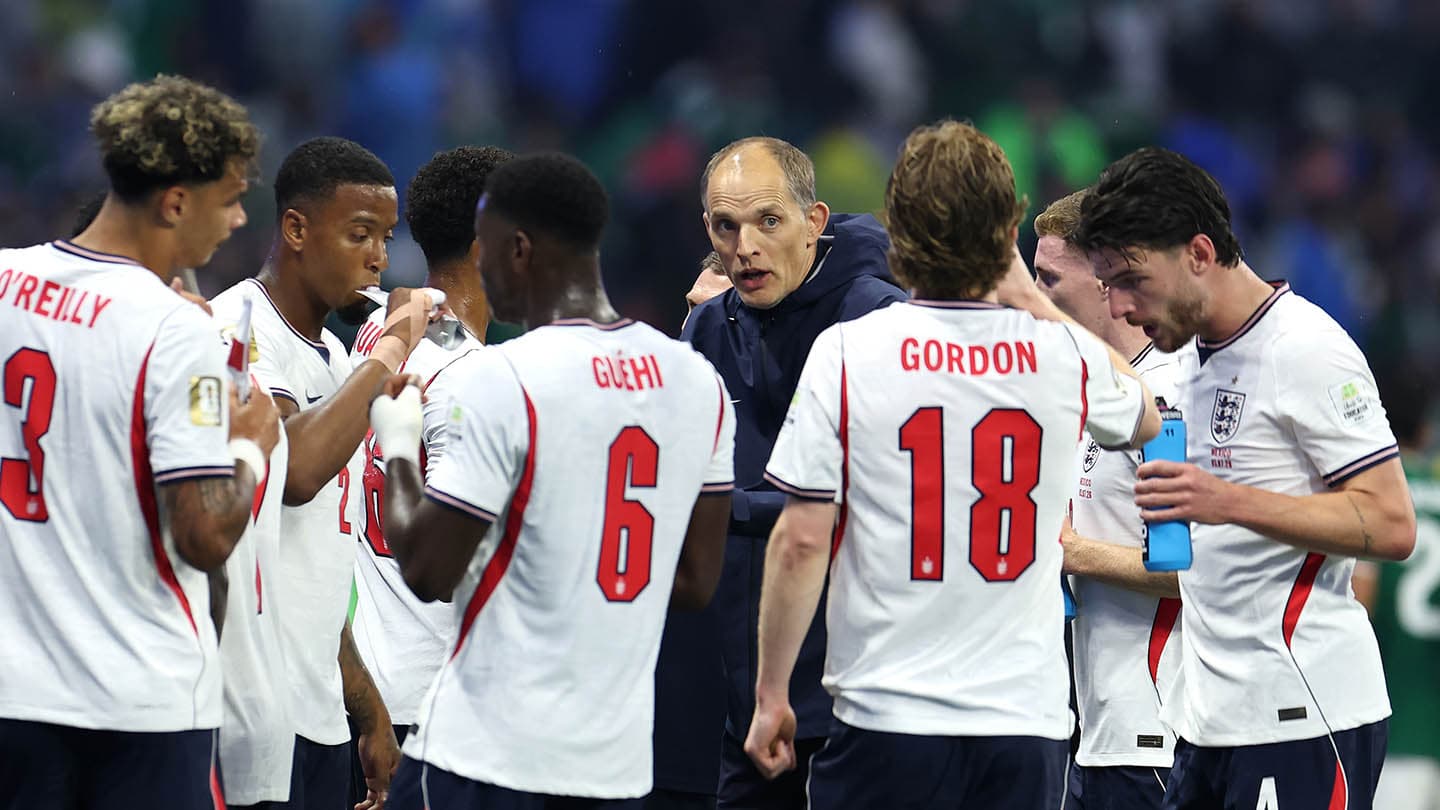 MEXICO CITY, MEXICO - JULY 05: Thomas Tuchel, Manager of England, speaks to players at the hydration break during the FIFA World Cup 2026 Round of 16 match between Mexico and England at Mexico City Stadium on July 05, 2026 in Mexico City, Mexico. (Photo by Francois Nel/Getty Images)