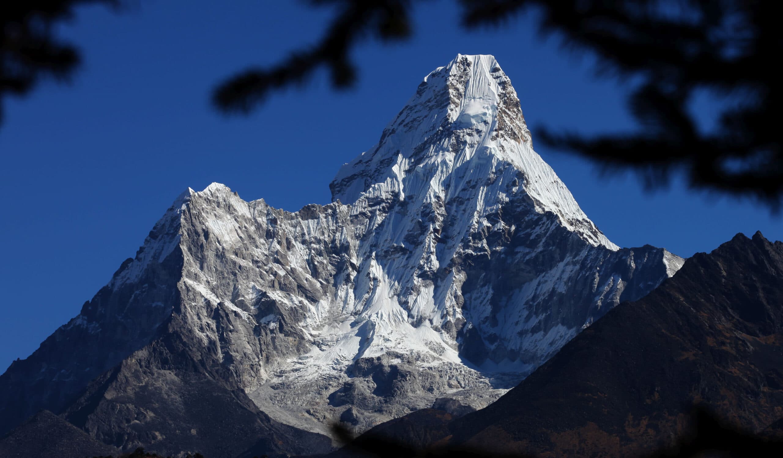 (161128) -- SOLUKHUMBU, Nov. 28, 2016 (Xinhua) -- Photo taken on Nov. 20, 2016 shows Mt. Amadablam from a hill near Tengboche in Solukhumbu, Nepal. A Sherpa was killed and a British Mounataineer was injured after an avalanche, triggered by an earthquake of local magnitude 5.6 early on Monday morning, hit a group of mountaineers on Mt. Amadablam in eastern Nepal. (Xinhua/Sunil Sharma)
****Authorized by ytfs****