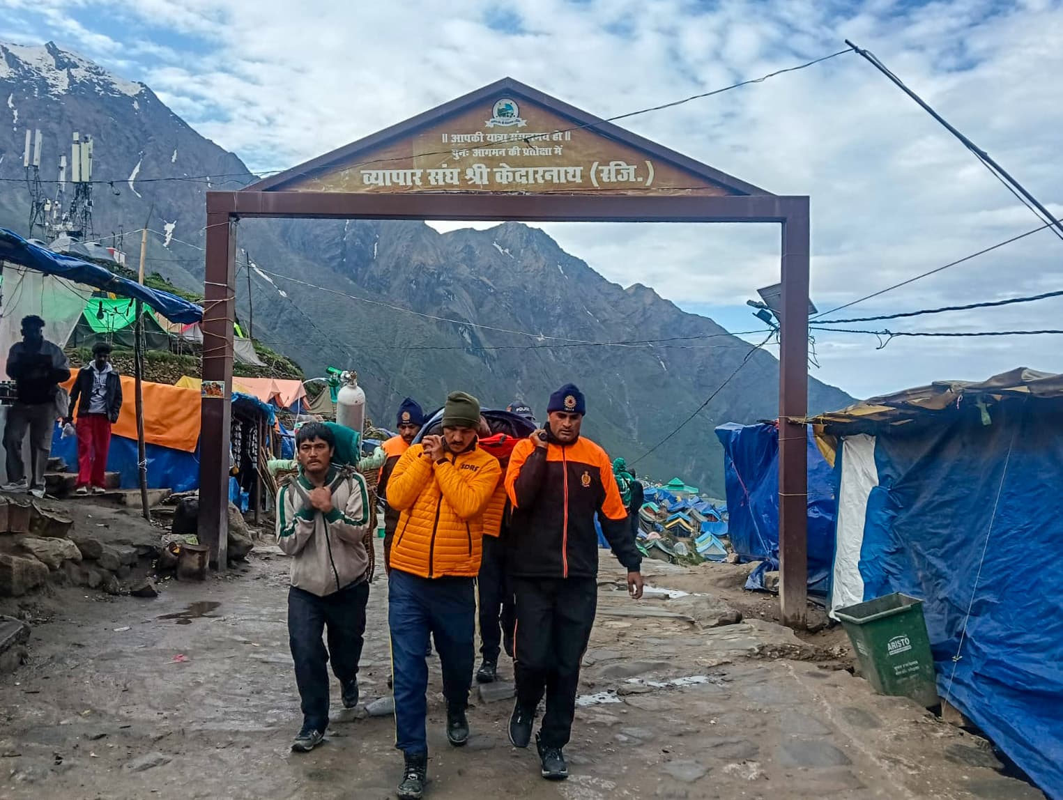 Rudraprayag: Personnel of the 15th Battalion of the National Disaster Response Force (NDRF) carry a pilgrim on a stretcher during a medical evacuation operation at the Shri Kedarnath shrine, in Rudraprayag district of Uttarakhand, on Thursday, June 25, 2026.(Photo: IANS/X/@15bnNdrf)
