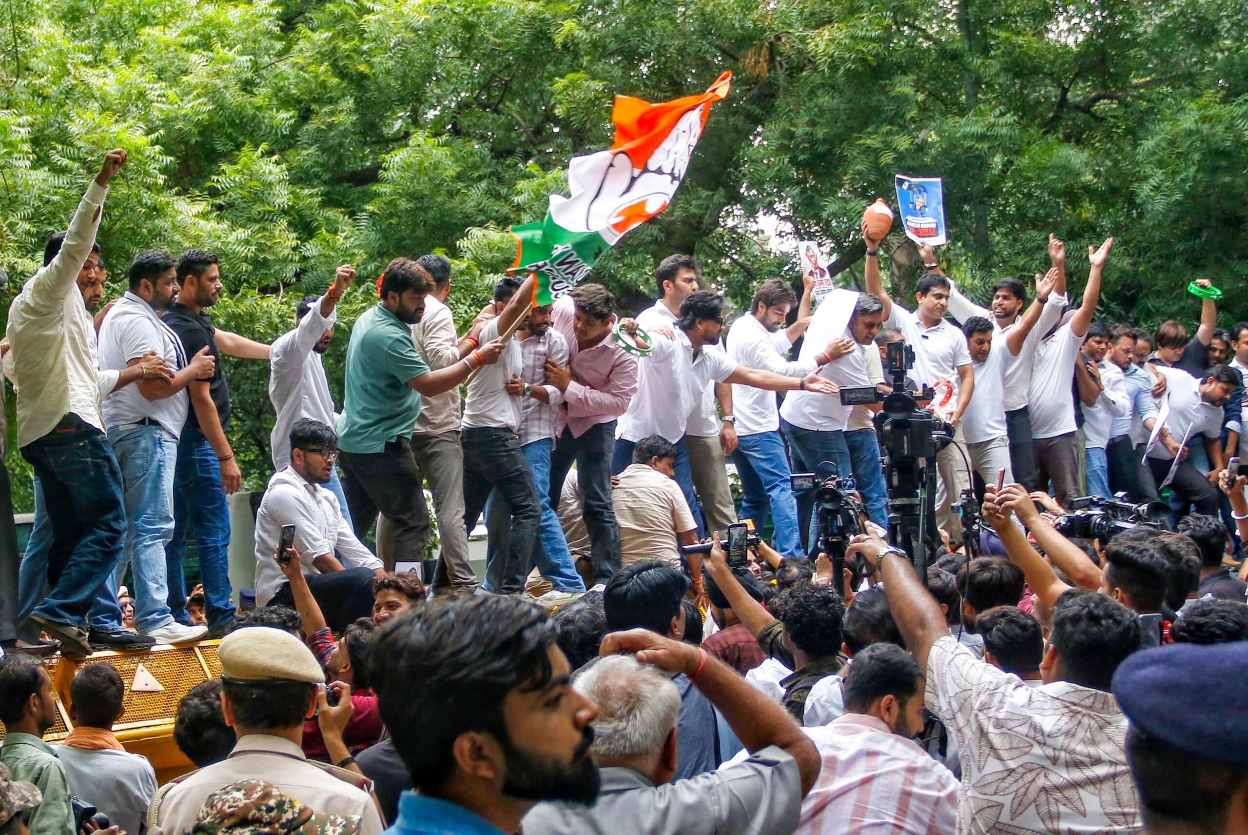 New Delhi: Indian Youth Congress (IYC) members, led by IYC National President Uday Bhanu Chib, stage a protest march from the IYC office to the Election Commission office near Jantar Mantar, demanding the resignation of Chief Election Commissioner Gyanesh Kumar, in New Delhi, Monday, September 28, 2026. (Photo: IANS/Wasim Sarvar)