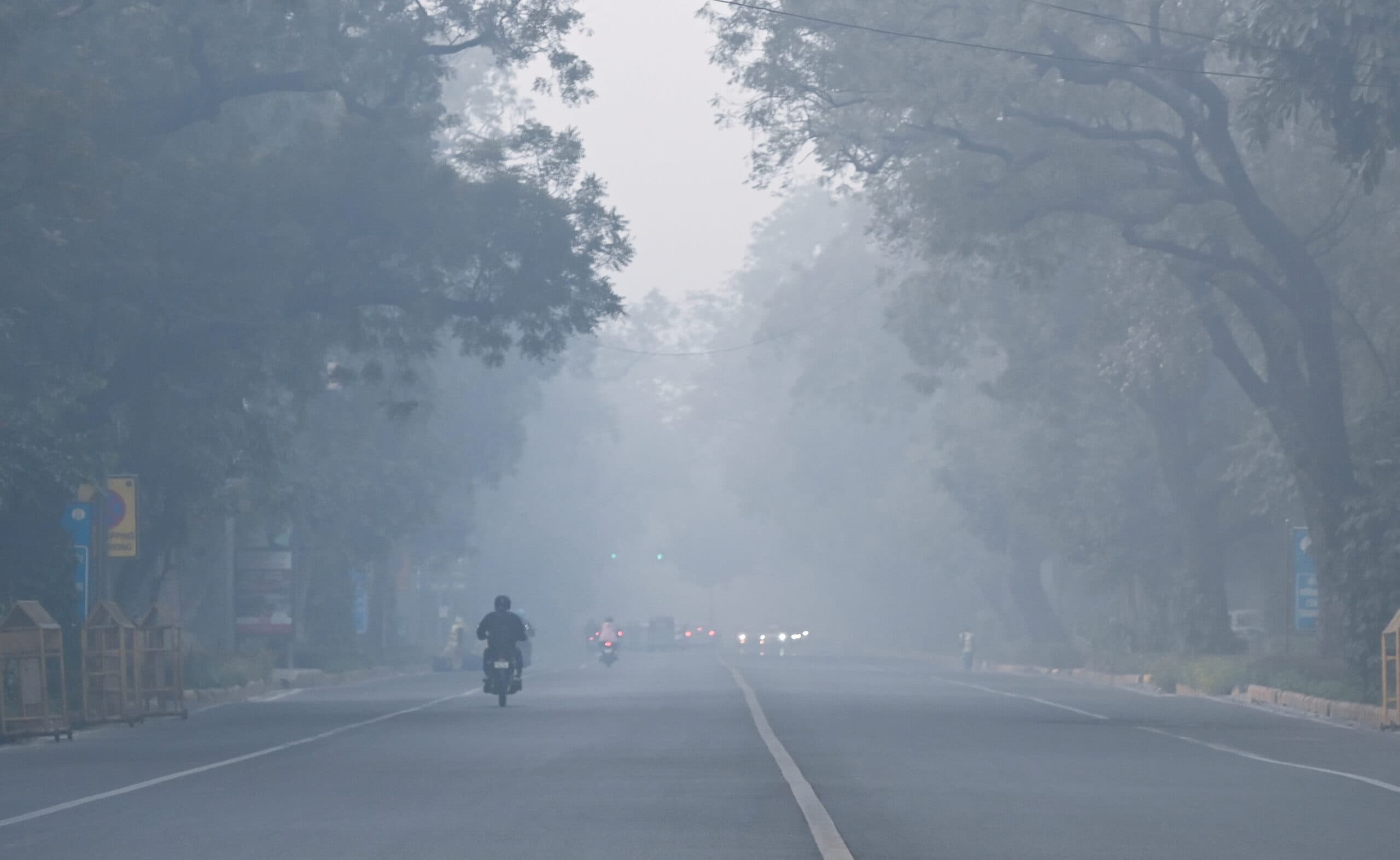New Delhi: Commuters wade through smoggy conditions during a cold winter morning in New Delhi, Thursday, January 22, 2026. (Photo: IANS/ Deepak Kumar)
