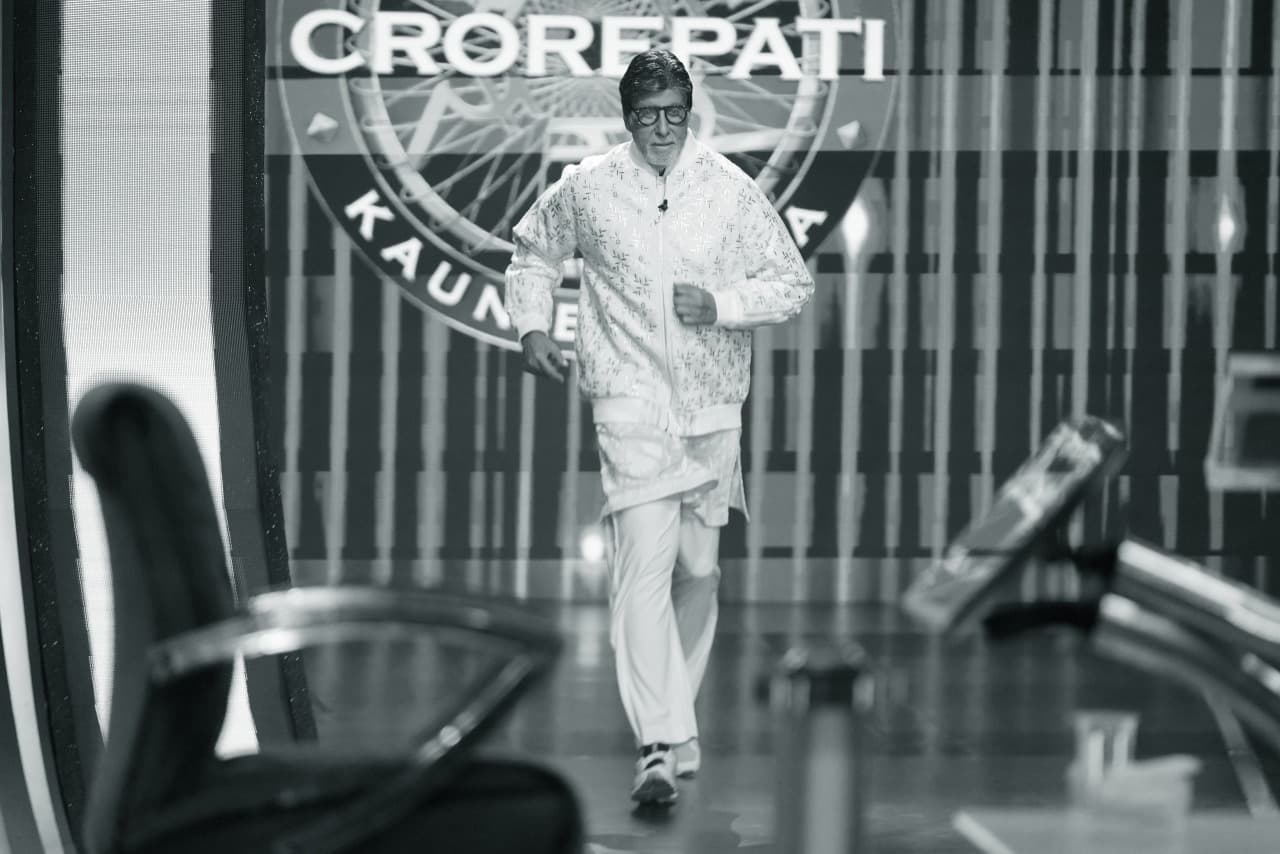 Amitabh Bachchan shares pic of himself running on sets of KBC amidst knee injury news, says ‘keep running’