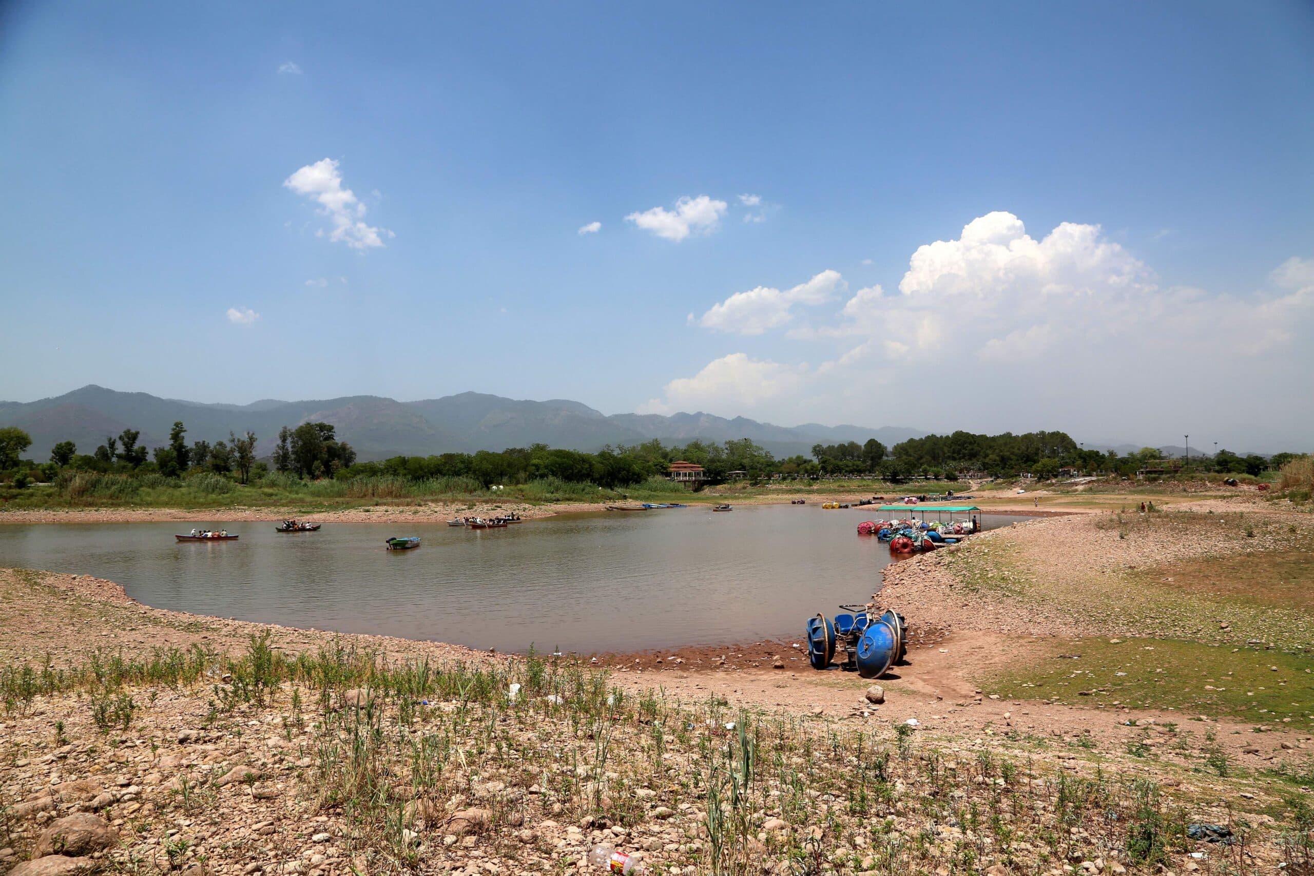 (180627) -- ISLAMABAD, June 27, 2018 (Xinhua) -- Photo taken on June 26, 2018 shows partly dry bank of Rawal Dam reservoir in Islamabad, capital of Pakistan. The water levels of dams and rivers in Islamabad are low due to dry and hot weather, which has caused water and energy shortage to civilians. (Xinhua/Ahmad Kamal)(zjl)