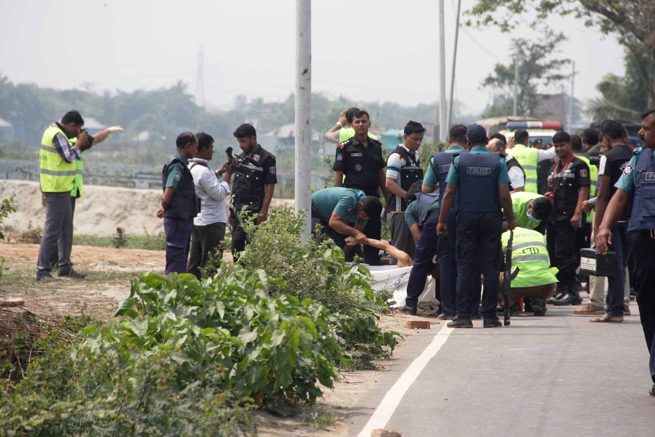 (170318) -- DHAKA, March 18, 2017 (Xinhua) -- Law enforcers work at the site of a suicide attack in Dhaka, capital of Bangladesh, on March 18, 2017. Bangladeshi police said they shot dead a suspected militant and foiled his attack on a check-post of anti-crime elite force Rapid Action Battalion (RAB) in capital Dhaka on Saturday morning. (Xinhua/Mohammad Manowar Kamal) (zy)