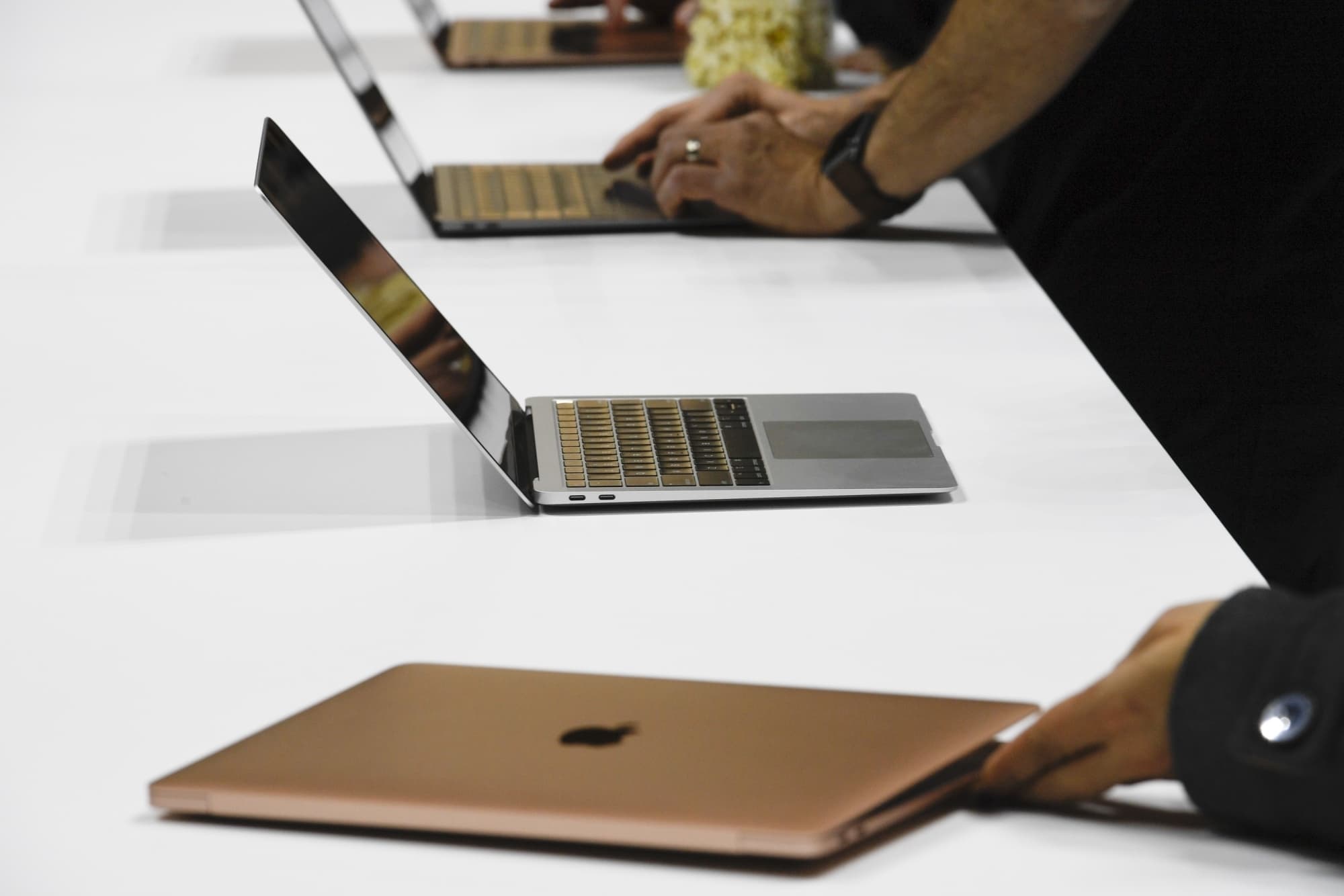 NEW YORK, Oct. 30, 2018 (Xinhua) -- Photo taken on Oct. 30, 2018 shows Apple products during a launch event in Brooklyn, New York, the United States. Apple Inc. on Tuesday launched its new iPad Pro, MacBook Air and Mac mini at an event in Brooklyn, New York City, offering long-awaited updates to some of its popular devices. (Xinhua/IANS)