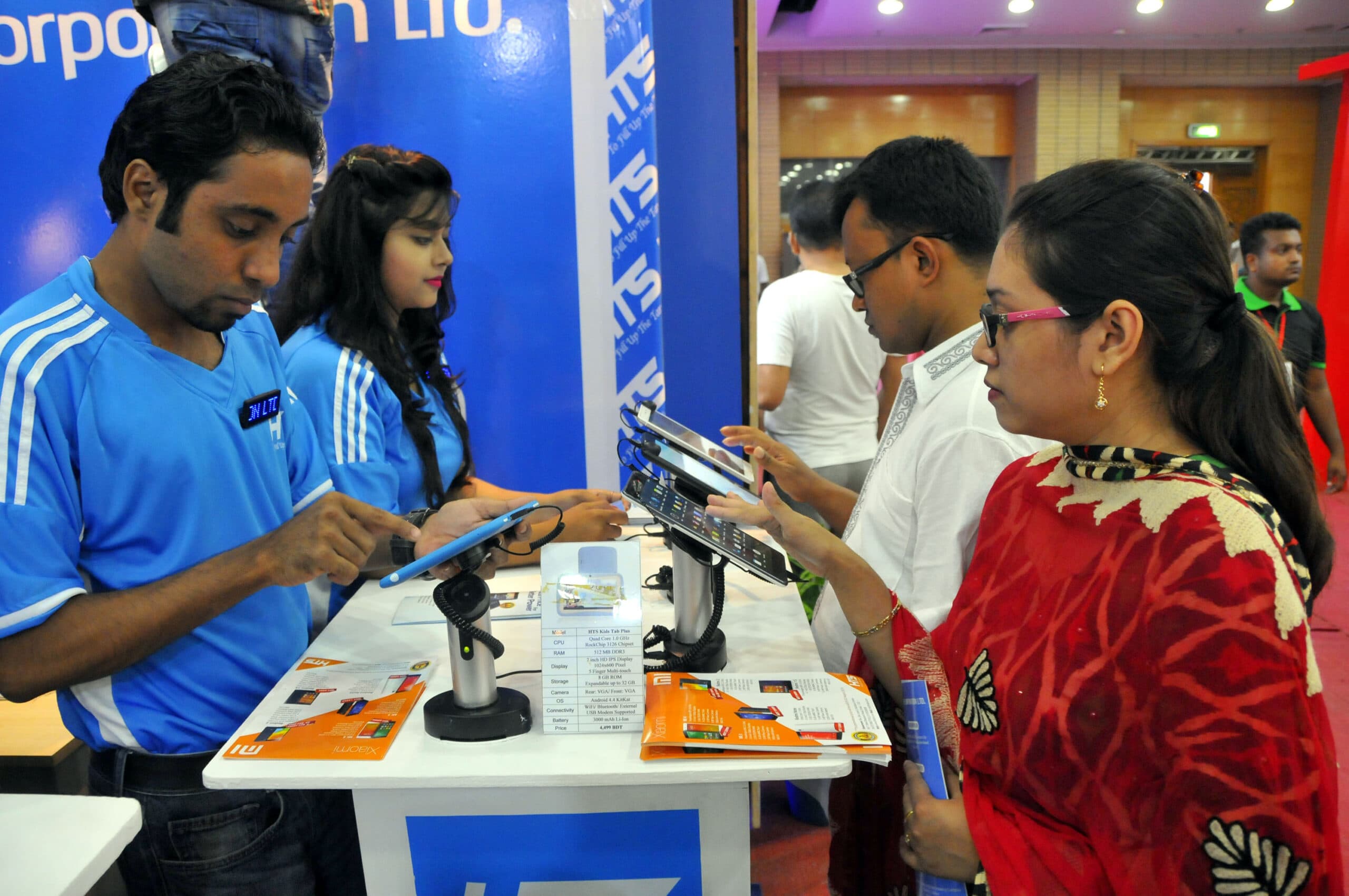 (150813) -- DHAKA, Aug. 13, 2015 (Xinhua) -- Bangladeshi people choose mobile phones at a stall during a smart phone fair in Dhaka, Bangladesh, Aug. 13, 2015. The smart phone fair continues to Aug. 15. (Xinhua/Shariful Islam)