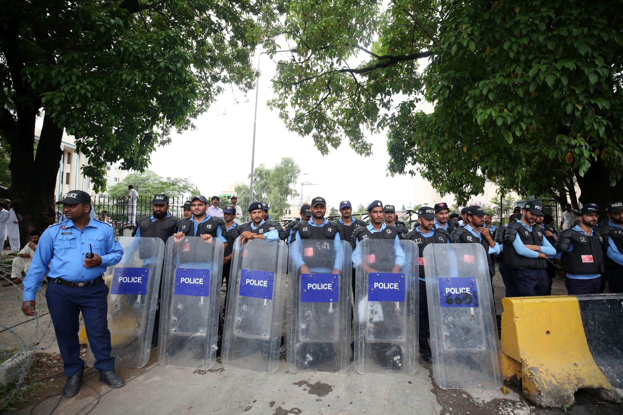 (180808) -- ISLAMABAD, Aug. 8, 2018 (Xinhua) -- Pakistani policemen stand guard outside the Election Commission of Pakistan office, where opposition parties are holding a rally against rigging in Pakistan's general election 2018, in Islamabad, capital of Pakistan on Aug. 8, 2018. Pakistan's opposition parties held a protest rally in the Pakistani capital on Wednesday against alleged rigging in July 25 general elections. (Xinhua/Ahmad Kamal)(rh)
