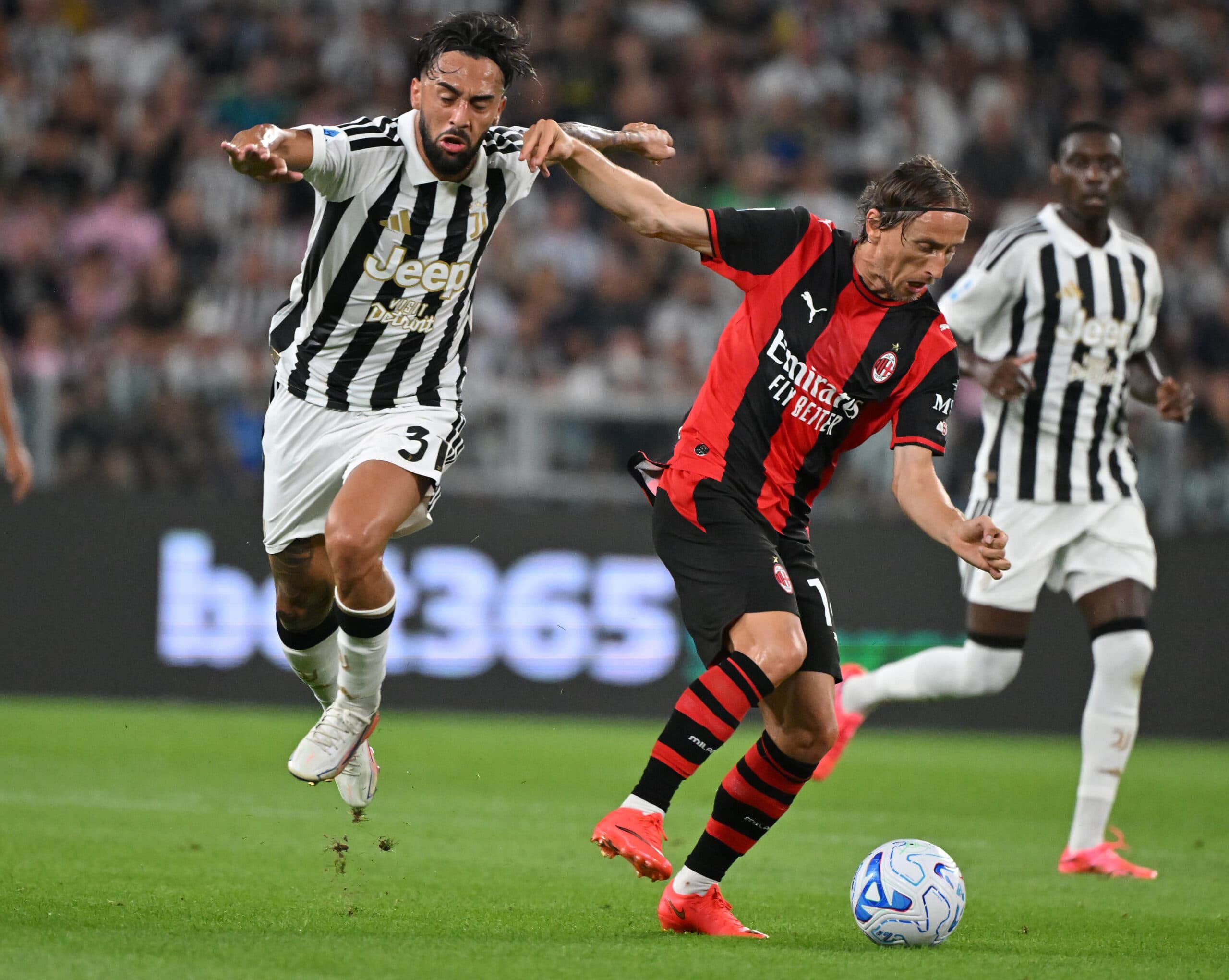 Turin: Juventus' Nico Gonzalez (L) vies with AC Milan's Luka Modric (C) during a Serie A football match between Juventus and AC Milan in Turin, Italy, Sept. 6, 2026. (Photo: Xinhua via IANS)